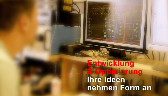 Foto Entwicklungsseite - Entwickler am Arbeitsplatz